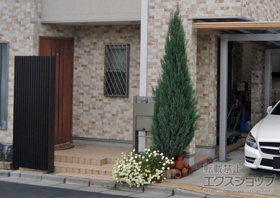 玄関前の目隠し アクセントに 縦格子フェンス はいかが エクステリアのある暮らしブログ
