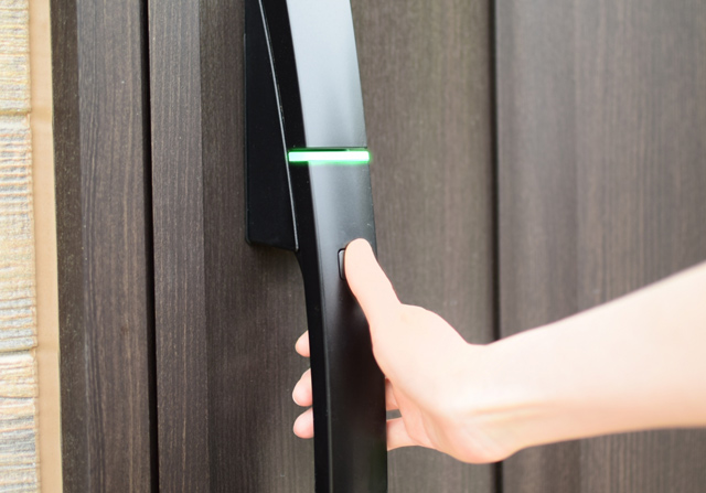 リクシル玄関ドアの鍵！スマートキー電池交換頻度は？ - エクステリア