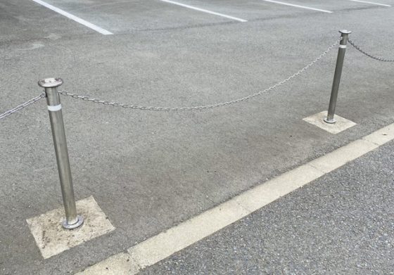 駐車場ポールの埋め込み工事費！上下式(可動式)の事例も