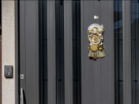 玄関ドアを飾りで通年おしゃれ！アイアン付きやフックがオススメ
