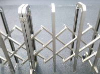 伸縮フェンスの屋外アルミを希望別で！ペットが逃げない作り方も