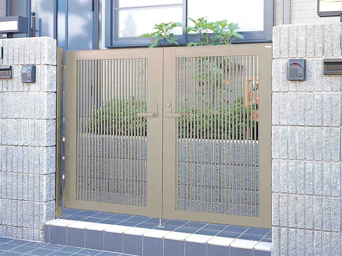 クレディ門扉 2型 たて細格子 両開き-四国化成 - 門扉ならエクスショップ