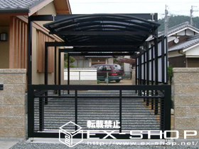 のカーポート マルチスクエア　アール屋根縦連棟タイプ＋サイドスクリーン（H500+800mm）　ポリカーボネート　クリアマット　柱取付タイプ 施工例