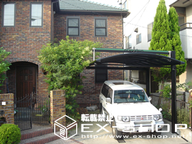 のカーポート マルチスクエア　アール屋根　ロング柱仕様＋梁化粧材（吊り式前面・クイーンズグリーン）＋エンブレム（ブリティッシュA） 施工例