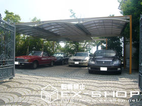 のカーポート マルチスクエア　アール屋根　合掌連棟[5024×5]＋柱化粧材、梁化粧材（イタリアンウォールナット） 施工例