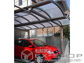 のカーポート マルチスクエア　アール屋根レギュラー両支持タイプ　2台用＋フレームカバー　カラータイプ（吊り式柱・梁　前面のみ）/ベビーオレンジEXT、パターンデザイン　スクエア/ベビーオレンジEXT 施工例