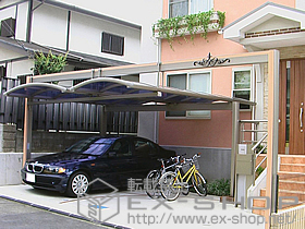 のカーポート マルチスクエア アール屋根 レギュラー+レギュラー5018 両支持タイプ 積雪〜20cm対応＋吊り式フレーム ワイド屋根用 ロング柱用 カラータイプ（ベビーオレンジEXT）＋70用 カラータイプ（ベビーオレンジEXT）エンブレム：ブリティッシュA 施工例