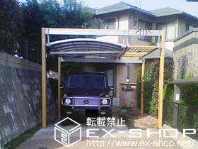 のカーポート マルチスクエア　アール屋根　両支持　ロング柱＋（吊り式）柱化粧材（吊り式）×2+梁化粧カバー（吊り式）×2（色：イタリアンウォールナット）+マルチスクエアEエンブレム　スパニッシュA＋（置き式）柱化粧材（置き式）×2+梁化粧カバー（置き式）×2（色：イタリアンウォールナット） 施工例