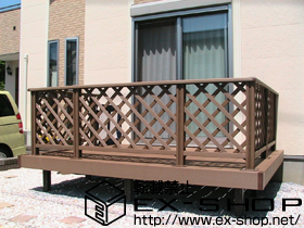 のウッドデッキ リコステージII 単体＋デッキフェンス フラットラチス（粗目）＋ステップ2段 施工例