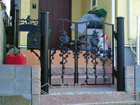 の門扉 ディズニー門扉 プーさんB型 丸門柱 親子開き 施工例