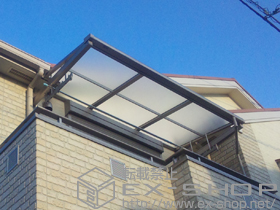 のバルコニー・ベランダ屋根 ライザーテラスII  F型 ルーフタイプ 単体 積雪〜20?対応+吊り下げ物干し　標準　2本入 施工例