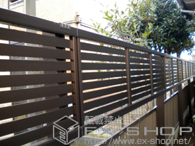 のフェンス・柵 エクスラインフェンス5型＋2段支柱 自立建て用 施工例