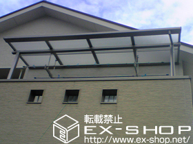 のバルコニー・ベランダ屋根 ライザーテラスII F型 屋根タイプ 単体 積雪〜20cm対応+吊り下げ物干し　標準　（2本入）+壁付け物干し　標準　（2本入） 施工例