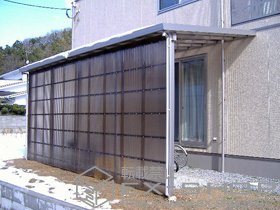 のテラス屋根 テラス屋根 6TC F型 連棟 積雪〜50cm対応＋吊り下げ物干し　ロング　2本入＋前面パネル 施工例