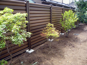 のフェンス・柵 ステイウッドフェンスM4型 間仕切りタイプ 施工例