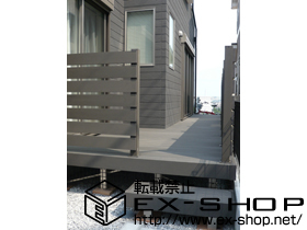 のウッドデッキ リウッドデッキII 標準 連棟タイプ [規格外]＋ペットガード＋ステップ×2セット＋デッキフェンス 3型[横スリット] 施工例