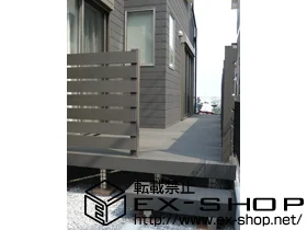 YKKAPのウッドデッキ リウッドデッキII 標準 連棟タイプ [規格外]＋ペットガード＋ステップ×2セット＋デッキフェンス 3型[横スリット] 施工例