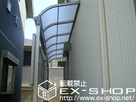 のテラス屋根 ライザーテラス? R型 単体 テラスタイプ 積雪〜20cm対応＋前面パネル1段仕様 3.0間通し/パネル材=ポリカーボネート（クリアマット/すりガラス調） 施工例