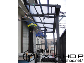 のバルコニー・ベランダ屋根 ライザーテラスII   F型 屋根タイプ 単体 積雪〜20cm対応＋吊り下げ物干し（ワイド）　ショート　2本入 施工例