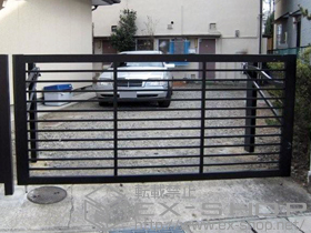 のカーゲート スウィングアップゲート 横格子型 手動式 施工例