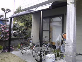 のテラス屋根 ライザーテラスII R型 テラスタイプ 単体 積雪〜20cm対応+吊り下げ物干し　標準2本入り+  壁付け物干し　ロング2本入り 施工例