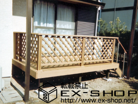 のウッドデッキ リコステージII 単体＋ステップ2段＋ステップ用手すり（ガードウォーカー）＋デッキフェンス フラットラチスパネル（密目タイプ） 施工例