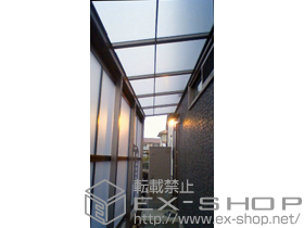 のテラス屋根 ライザーテラスII F型 テラスタイプ 単体 積雪〜20cm対応＋前面スクリーン 2段 ロング柱仕様＋壁付け物干し　ロングタイプ　2本入り 施工例