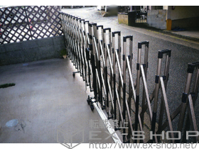 のカーゲート スペースマンテン 両開き ガイドレール後付けタイプ 施工例