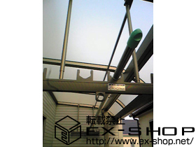 のバルコニー・ベランダ屋根 ライザーテラスII   R型 屋根タイプ 単体 積雪〜20cm対応＋吊り下げ物干し　標準　2本入 施工例