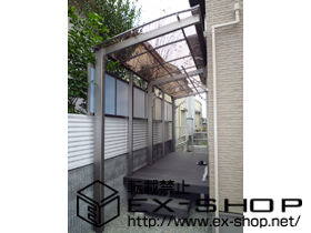 のテラス屋根 エックスルーフ 独立前上がり テラスタイプ 連棟 積雪〜20cm対応+エックスルーフ 前面パネル 施工例