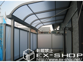 のバルコニー・ベランダ屋根 ライザーテラスII R型 屋根タイプ 単体 積雪〜20cm対応＋前面スクリーン 一段仕様＋側面スクリーン 一段仕様【外観左】＋壁付け物干し 標準タイプ 2本入 施工例