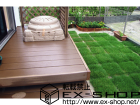 のウッドデッキ リコステージII  単体+デッキフェンス フラットラチスパネル（粗目）+リードデッキ 外観左側 施工例