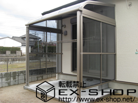 のテラス屋根 ライザーテラスII R型 単体 テラスタイプ 積雪〜20cm対応+[両側面]側面スクリーン2段仕様+側面ランマパネル 施工例