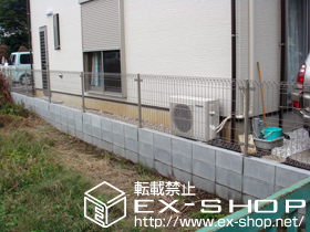 のフェンス・柵 イーネットフェンス1M型 間仕切り柱タイプ 施工例