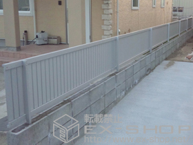 のフェンス・柵 ライフモダンII B4型フェンス 単色 フリーポールタイプ 施工例