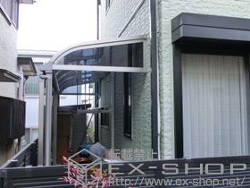 のテラス屋根 ライザーテラスII R型 テラスタイプ 単体 積雪〜20cm対応+前面スクリーン 一段仕様+側面ランマパネル 施工例