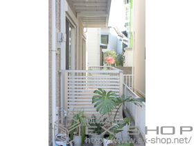 のウッドデッキ リウッドデッキ200 連棟+シンプルモダンデッキフェンス7型 半目隠し横格子 施工例