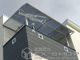 のバルコニー・ベランダ屋根 プレシオステラス R型 屋根タイプ 単体 積雪〜20cm対応+吊り下げ式物干し 標準 2本入り+壁付け物干し 標準　2本入り 施工例