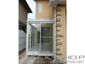 のテラス囲い・サンルーム ほせるんですII R型 床納まり ランマ無し 積雪〜20?対応+吊り下げ物干し　標準　2本入（取付桟共）　網戸 施工例