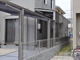 のテラス屋根 エックスルーフ 独立前上がり テラスタイプ 連棟 積雪〜20cm対応+サイドパネル+収納式物干しセット 施工例