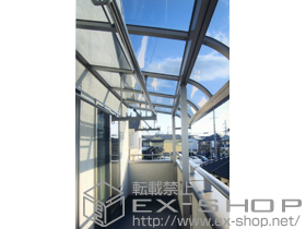 のバルコニー・ベランダ屋根 ライザーテラスII R型 連棟 屋根タイプ+吊り下げ物干し　標準　3本入 施工例