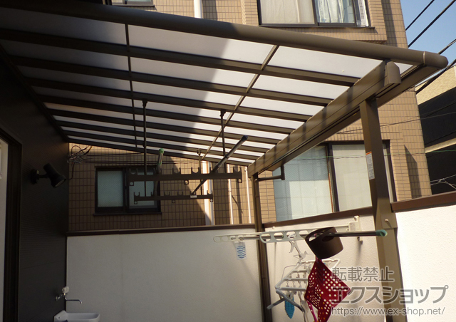 のバルコニー・ベランダ屋根 パワーアルファ F型 単体 屋根タイプ 積雪〜30cm対応+吊下げ式物干し ワイド 2本入 施工例