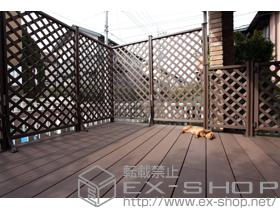 のウッドデッキ リコステージII 単体＋ウッドパーティション(フェンス)・開き戸 フラットラチス（密目）＋リードデッキ2段＋ステップ2段 施工例