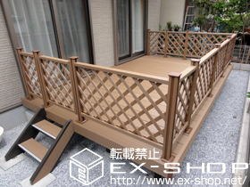 のウッドデッキ リコステージII 単体＋ステップ2段＋ウッドパーティション フラットラチス（粗目） 施工例