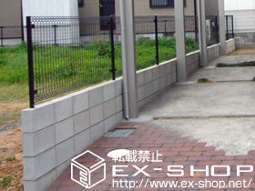 のフェンス・柵 イーネットフェンス1M型 間仕切り柱タイプ 施工例