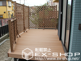 のウッドデッキ リコステージII 単体＋ウッドパーティション フラットラチス（密目） 施工例