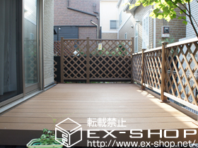 のウッドデッキ リコステージII 単体＋ウッドパーティション フラットラチスパネル（粗目タイプ） 施工例