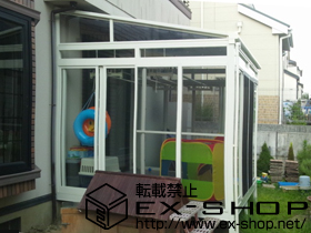 のテラス囲い・サンルーム ほせるんですII F型 床納まり ランマ付き 積雪〜20cm対応+日除け/網戸3方/カーテンレール一式/側面付け物干し×2セット+金具設置/フック棒 施工例