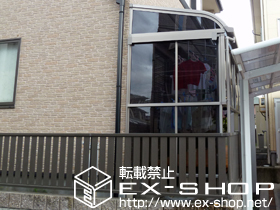 のテラス屋根 ライザーテラスII R型 テラスタイプ 連棟 積雪〜20cm対応+吊下げ物干し 標準（2本入り）+前面スクリーン 1段仕様+側面スクリーン 2段仕様 施工例