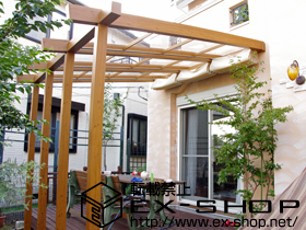 のテラス屋根 ポーチテラス カフェスタイル（オープン） 壁付けタイプ+シンプルシェード（サンドストーン） 施工例